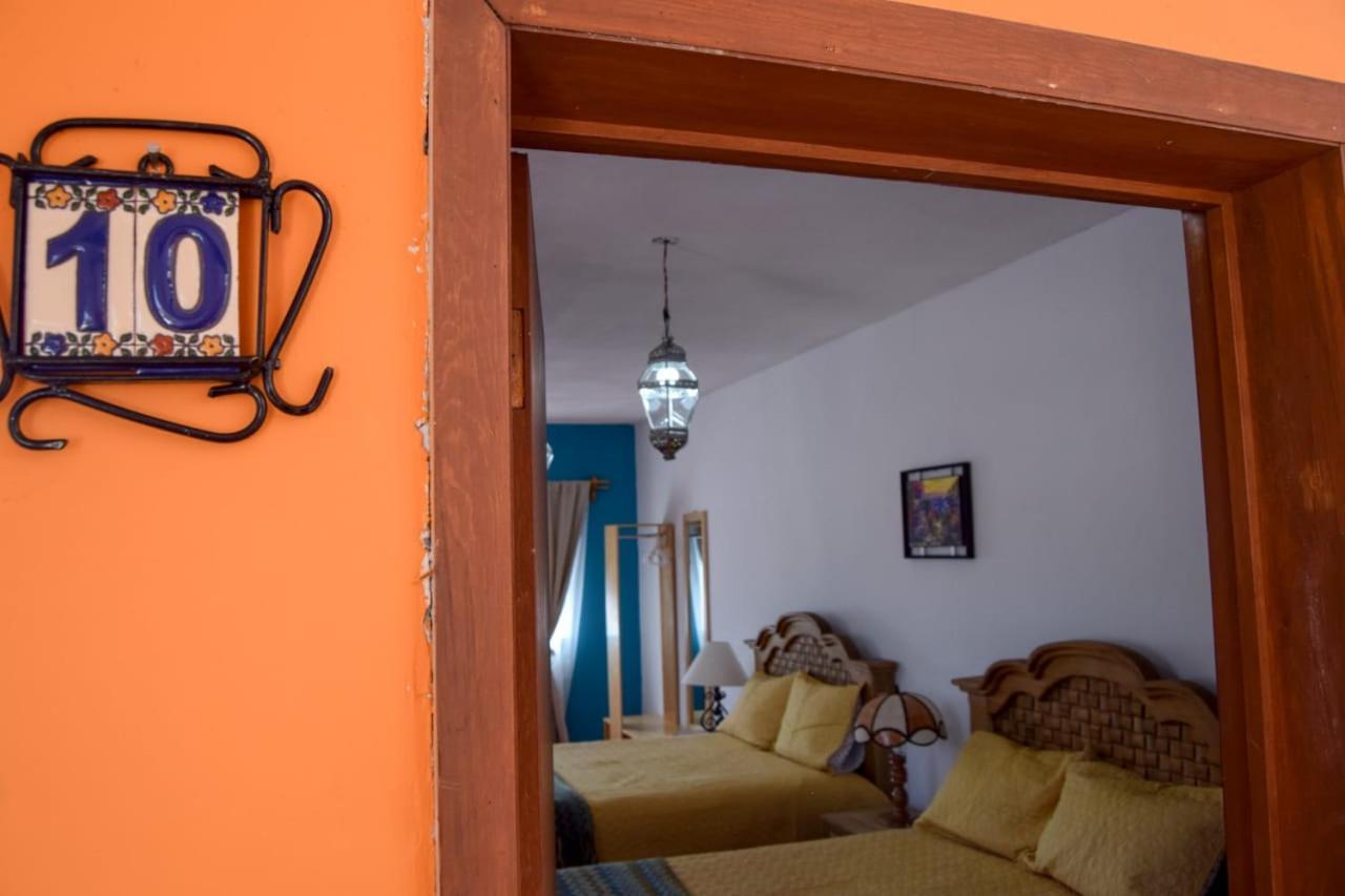 Hotel La Casa De La Luna 2*