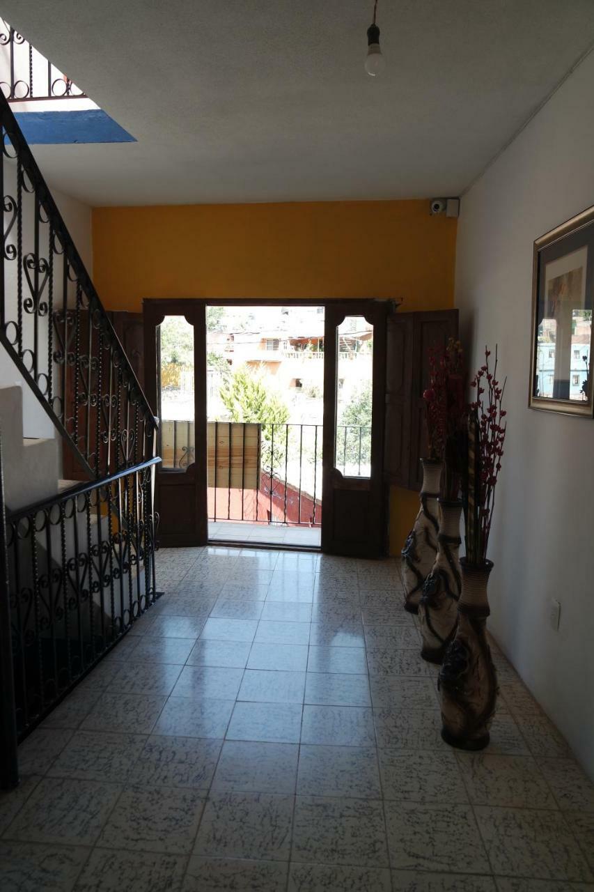 Hotel La Casa De La Luna 2*
